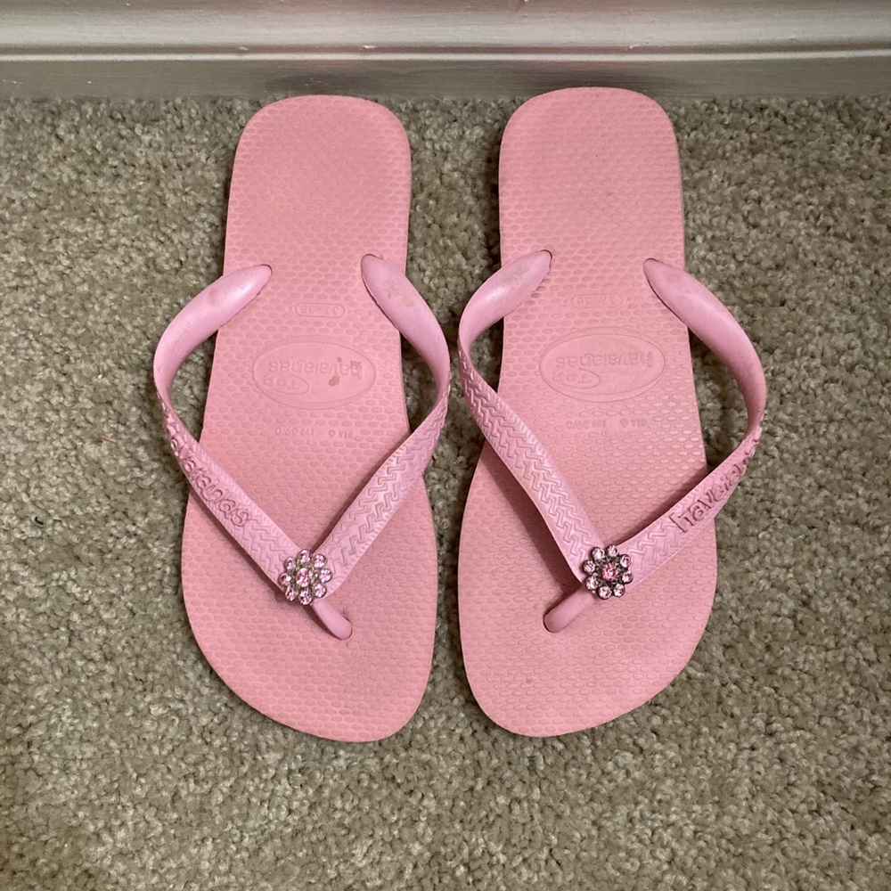 Cute pink and summery!! Authentic Havaianas with jewel flower!!
